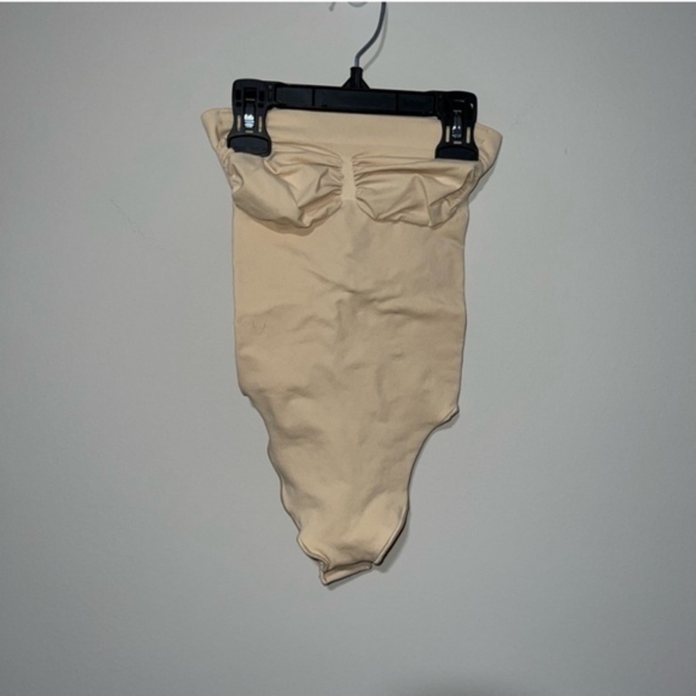 SKIMS SEAMLESS SCULPT STRAPLESS THONG BODYSUIT SAND MEDIUM